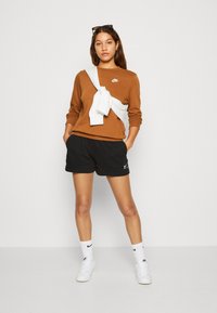 Nike Sportswear CLUB CREW - Camisola - ale brown/white