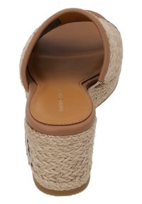 Bruine wig sandaal met een geweven jute hak, een gladde tan voetbed en een open achterkant zonder banden. Subtiele branding op de binnenzool.