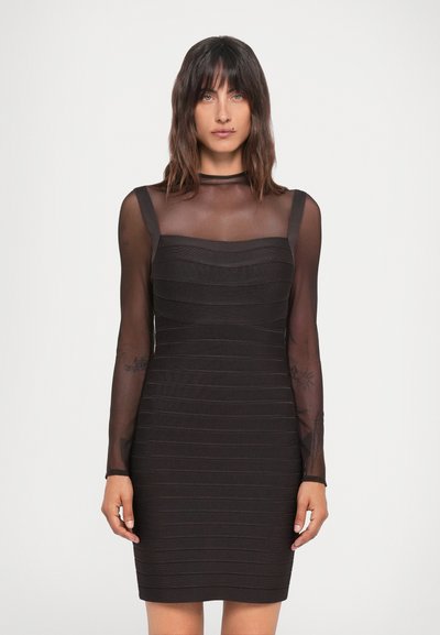 Schwarzes Kleid mit langen durchsichtigen Ärmeln und einem quadratischen Ausschnitt, ausgestattet mit horizontalem geripptem Muster und einer figurbetonten Silhouette.