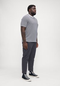 Tommy Hilfiger ESSENTIAL SOLID TEE - Basic T-shirt - white/desert sky