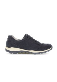 Donker marineblauwe suède sneaker met een gevoerde zool, vetersluiting en een lichtgekleurde tussenzool. Heeft subtiele stiksels en een gestructureerde neus.