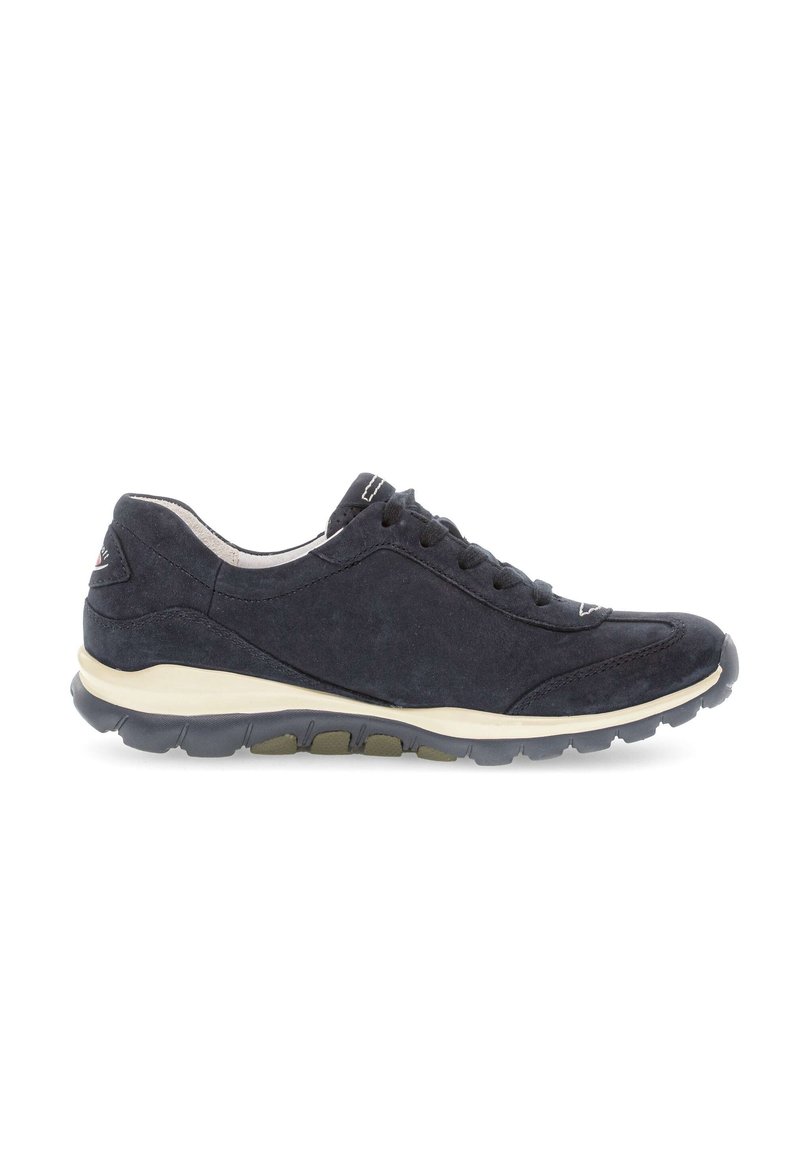 Donker marineblauwe suède sneaker met een gevoerde zool, vetersluiting en een lichtgekleurde tussenzool. Heeft subtiele stiksels en een gestructureerde neus.