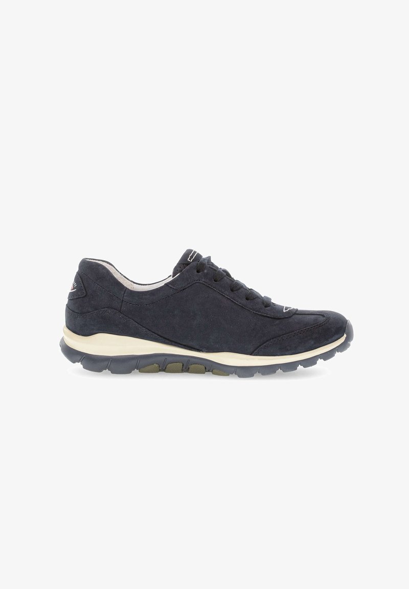 Donker marineblauwe suède sneaker met een gevoerde zool, vetersluiting en een lichtgekleurde tussenzool. Heeft subtiele stiksels en een gestructureerde neus.