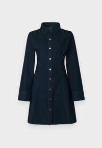 Σκούρο φόρεμα πουκάμισο από τζιν με μακριά μανίκια, κουμπωτό μπροστά, μυτερό γιακά και ραφές σε αντίθεση. Διαθέτει εφαρμοστό μπούστο και φαρδιά φούστα.