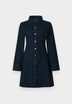 Rochie cămașă din denim închis la culoare, cu mâneci lungi, nasturi pe față, guler ascuțit și cusături contrastante. Prezintă un corset strâmt și o fustă evazată.