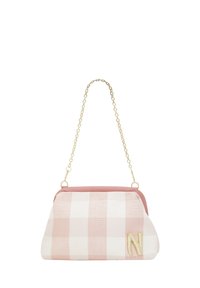 Borsa in tessuto a quadri rosa e bianco con tracolla in catena dorata, forma arrotondata e dettaglio decorativo con perla "N" su un lato.