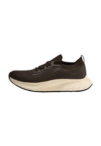 Bruine sportieve schoen met een gestructureerde bovenkant, gestroomlijnd silhouet en witte zool. Voorzien van veters en een treklus op de hiel.