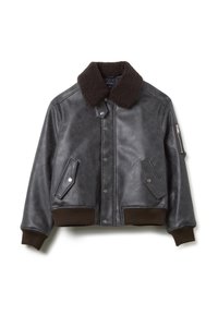 Giacca bomber in pelle grigio scuro con colletto in pelliccia shearling marrone, polsini a costine e chiusura frontale con bottoni a pressione. Presenta tasche laterali e una tasca con zip.