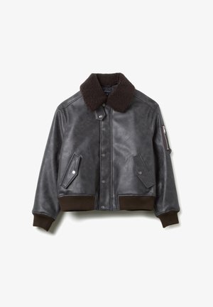 Leder-Bomberjacke in Dunkelgrau mit einem braunen Lammfellkragen, gerippten Bündchen und einem vorderen Druckknopfverschluss. Verfügt über Seitentaschen und eine Ziptasche.