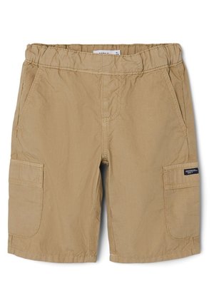 Beżowe szorty cargo dla dzieci z elastycznym pasem, bocznymi kieszeniami oraz małą czarną metką z tkaniny na prawej kieszeni.