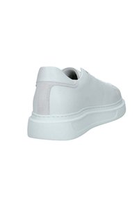 Sneaker bianca in pelle con finitura texture, suola in gomma e sottile accentuazione grigia sul tallone. Presenta un design minimalista e contorni morbidi.
