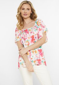 Blusa floreale realizzata in un tessuto leggero e trasparente con vivaci motivi rosa, arancione e verde; scollo elastico e maniche corte a farfalla.