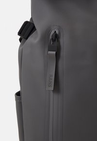 Rains rugzak Rolltop W3 kaki kopen? | Morgen in huis