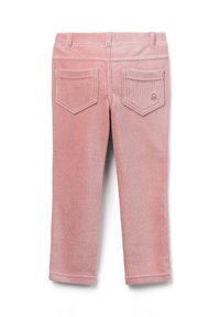 Růžové kordové kalhoty s jemnou jemnou texturou, obsahující dvě zadní kapsy a malé logo poblíž pravé kapsy.