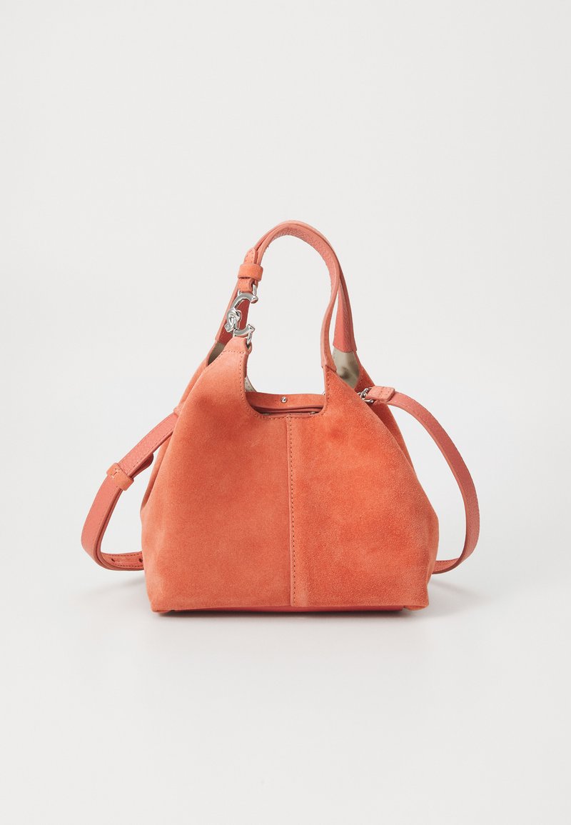 Korallinvärinen mokk superficial kassi, jossa on jämäkkä muotoilu. Sen varustetaso on pitkä säädettävä olkahihna ja lyhyt kahva. Kassi on koristeltu huolellisella ompelulla ja metallisilla yksityiskohdilla.