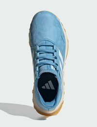 Niebieski but sportowy z teksturowaną cholewką, trzema białymi paskami, podeszwą z gumy oraz wyściełanym kołnierzem. Zawiera markową wkładkę.