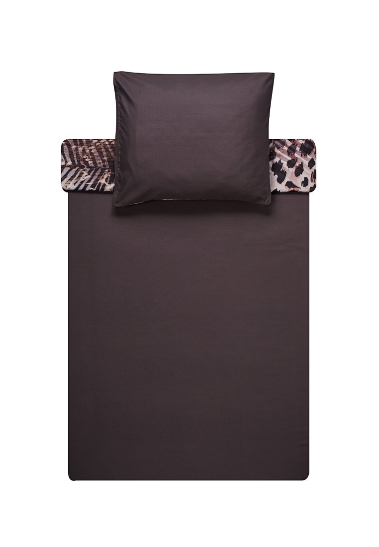 Juego de ropa de cama marrón oscuro con un borde superior estampado que presenta motivos de animales. Incluye una almohada a juego, con una textura suave en todo el conjunto.