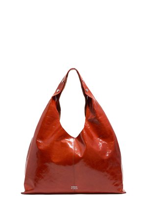 Czerwona, błyszcząca torebka ze skóry o unikalnym kształcie hobo, z wyciętym uchwytem i widocznymi metalowymi zatrzaskami. Logo marki znajduje się z przodu.