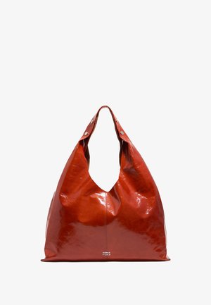 Bolso de mano de cuero brillante rojo con una forma hobo única, que presenta un asa recortada y cierres a presión metálicos visibles. El logo de la marca está en la parte frontal.