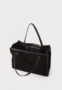 Sac fourre-tout en daim noir avec des accents en cuir lisse, deux poignées, une poche intérieure et une fermeture éclair pour un rangement sécurisé.