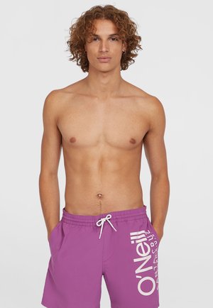Shorts de bain violets avec taille à cordon de serrage, arborant un texte logo blanc. Le tissu a une texture lisse, conçu pour un style décontracté à la plage.