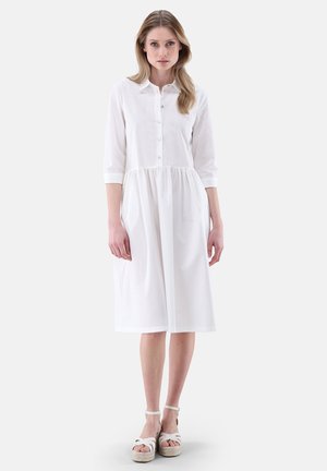Weißes Baumwollhemdkleid mit Kragen, Knopfleiste, drei Viertel langen Ärmeln und gerafftem Taillenbund, in knielanger Länge.