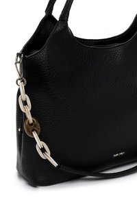 Zwart gestructureerde leren handtas met een kettingaccent met crèmewitte en bruine schakels, en dubbele handgrepen. Gouden merklogo aan de zijkant.