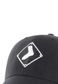 Schwarze Baseballmütze mit einem weißen gestickten Sockenlogo auf einem rechteckigen Patch. Der Stoff hat ein strukturiertes, langlebiges Aussehen.