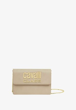 Bolso de mano de cuero beige con el logotipo dorado "cavalli CLASS", tapa plegable y una correa de cadena dorada. Textura suave y forma rectangular.