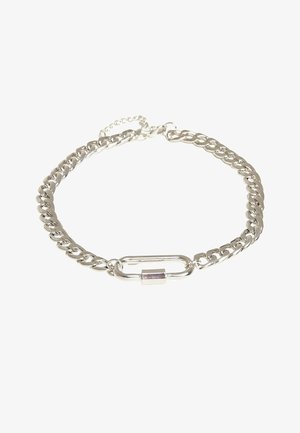 Bracelet en chaîne argentée avec un design à maillons épais, doté d'un fermoir ovale allongé et d'une petite pierre accentuée de couleur violette.