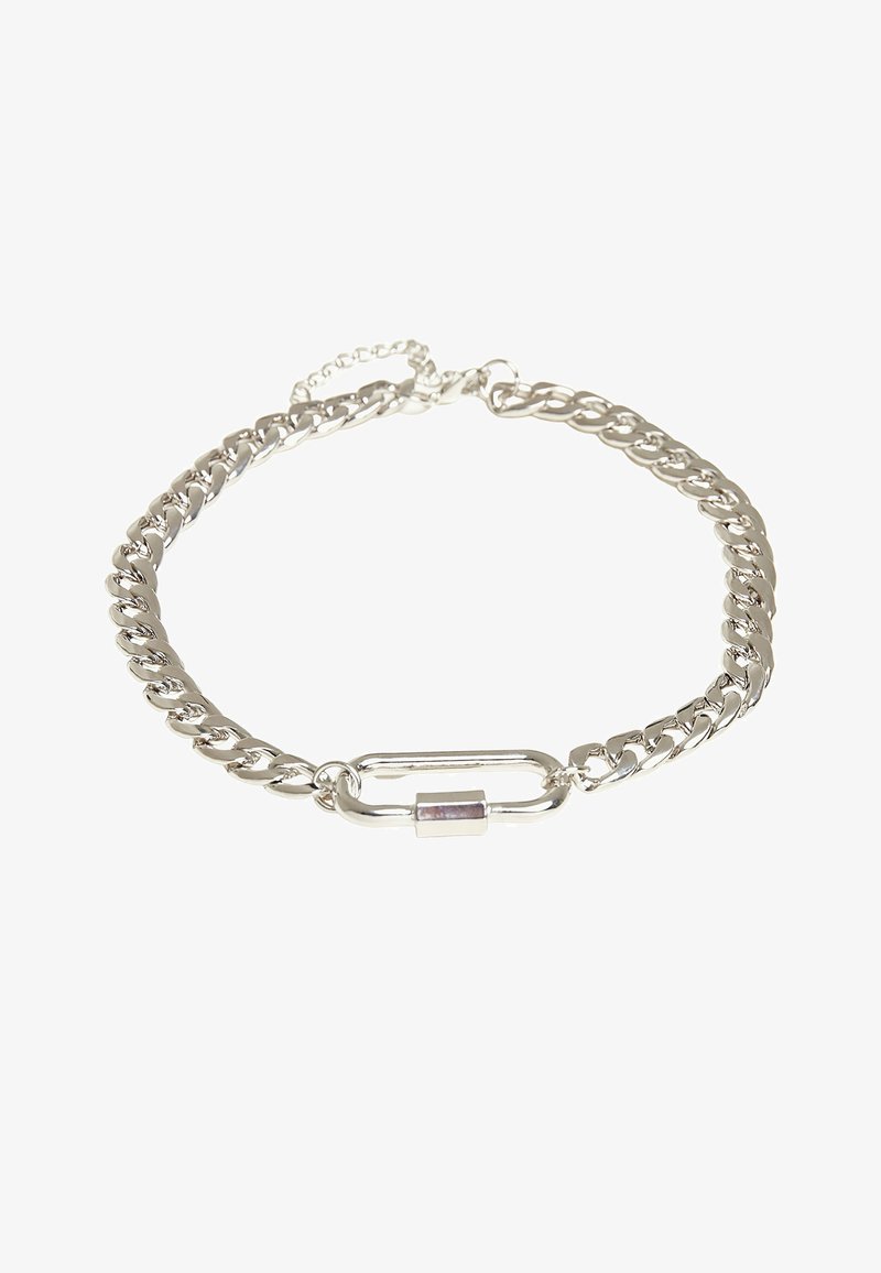 Strieborný náramok z retiazky s hrubým článkovým dizajnom, so predĺženým oválnym uzáverom a malým fialovým akcentovým kameňom.