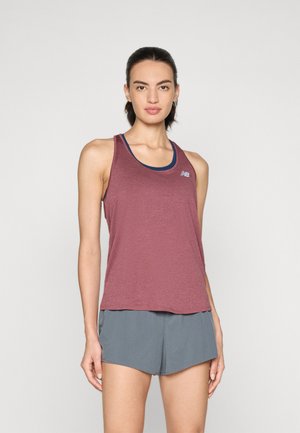 Débardeur de sport bordeaux avec une finition texturée et des emmanchures contrastantes bleu, associé à un short gris à coupe relaxée.