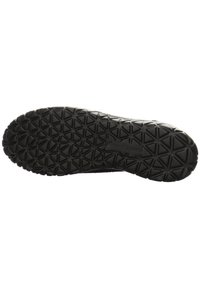 Semelle de chaussure en caoutchouc noire avec un motif texturé de formes triangulaires, offrant une bonne adhérence. Caractéristiques d'un talon arrondi et d'un logo imprimé.