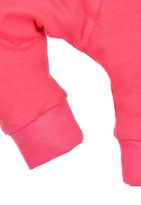 Koraalkleurig sweatshirtstof met geribbelde manchetten. Het materiaal lijkt zacht en textuurrijk, met een naadloos ontwerp en een levendige kleur.