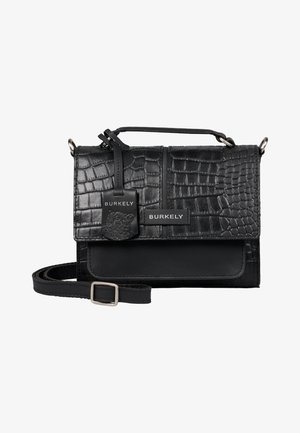 Sort læderhåndtaske med krokodille-struktur, der har et aftageligt mærke, justerbar skulderrem og logo-detaljer på fronten.