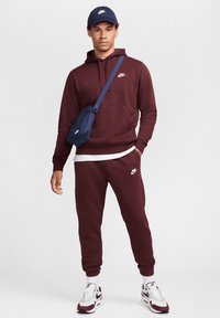 Nike Sportswear CLUB JGGR - Pantalones deportivos - burgundy crush burgundy crush white
