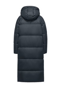 Lange, donkerblauwe pufferjas met een capuchon. Beschikt over een gewatteerd ontwerp met verticale secties, een gladde textuur en zijsplitten aan de onderkant.