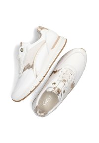Witte sneakers met metallic gouden accenten, textuurpanelen aan de zijkant, ronde neus en platte rubberen zool. Veters en veterogen zijn inbegrepen.
