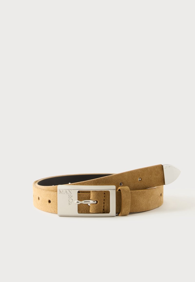 Ceinture en suède beige avec boucle rectangulaire argentée gravée "MAX&Co", passant, trous perforés et embout en métal argenté, présentée enroulée sur fond blanc.