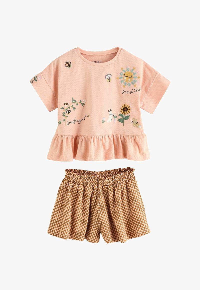 Fersken kortærmet top med flæsekant og broderet sol, blomster, kat og insekter kombineret med brune ternede shorts med elastisk talje.