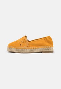 Dzelteni espadrillu slip-on apavi ar lāzera griezuma ziedu rakstu, jūtas vidusdaļa, elastīgs aizmugure un mīksta kanvas augšdaļa.