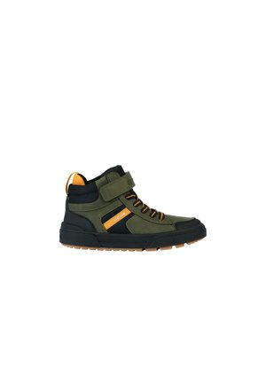 Scarpa verde a metà altezza con dettagli neri, rifiniture arancioni e una fascia in velcro. Presenta un tessuto testurizzato e una suola in gomma per una maggiore aderenza.