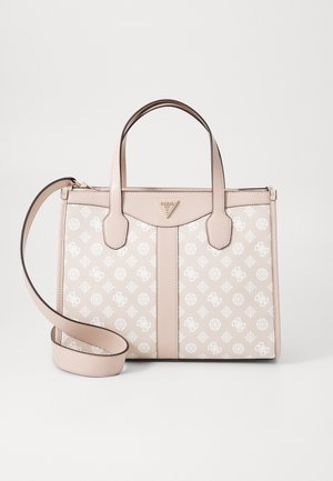 Borsa beige con una texture liscia, caratterizzata da un motivo a logo bianco, doppi manici e una tracolla removibile. Chiusura con zip e placca logo.