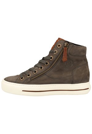 Zapatilla alta de cuero gris oscuro con un zipper lateral, acento de cuero marrón en la parte superior, cordones grises y una suela de goma blanca con una franja marrón.