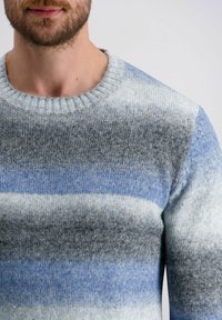 Gebreide trui met een ronde hals, voorzien van horizontale strepen in lichtblauw, donkerblauw, grijs en zwart, met een zachte textuur.