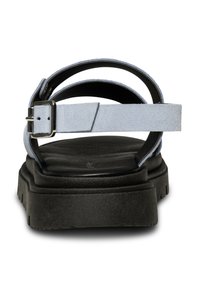 Svarta plattformssandaler med ett brett ljusblått mockaband, justerbar spänne och texturerad sula för grepp och hållbarhet.