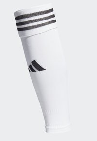 Bílý sportovní rukáv, který má černé pruhy na vrchu a černé logo blízko spodní části, vyrobený z pružného, texturovaného materiálu.