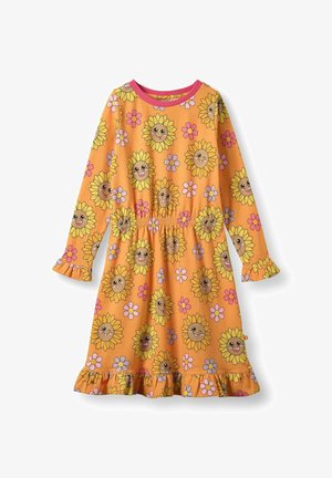 Hosszú ujjú ruha narancssárga anyagból, vidám napraforgók és virágminták díszítik. A fodros ujjak és a szegély textúrát adnak. Kerek nyakkivágás.
