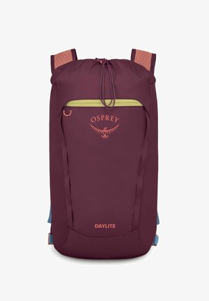 Osprey Daylite Rucksack in Burgunderrot mit grünem Reißverschluss und orangefarbenem Logo. Verfügt über gepolsterte Schultergurte und ein schlankes, aerodynamisches Design.
