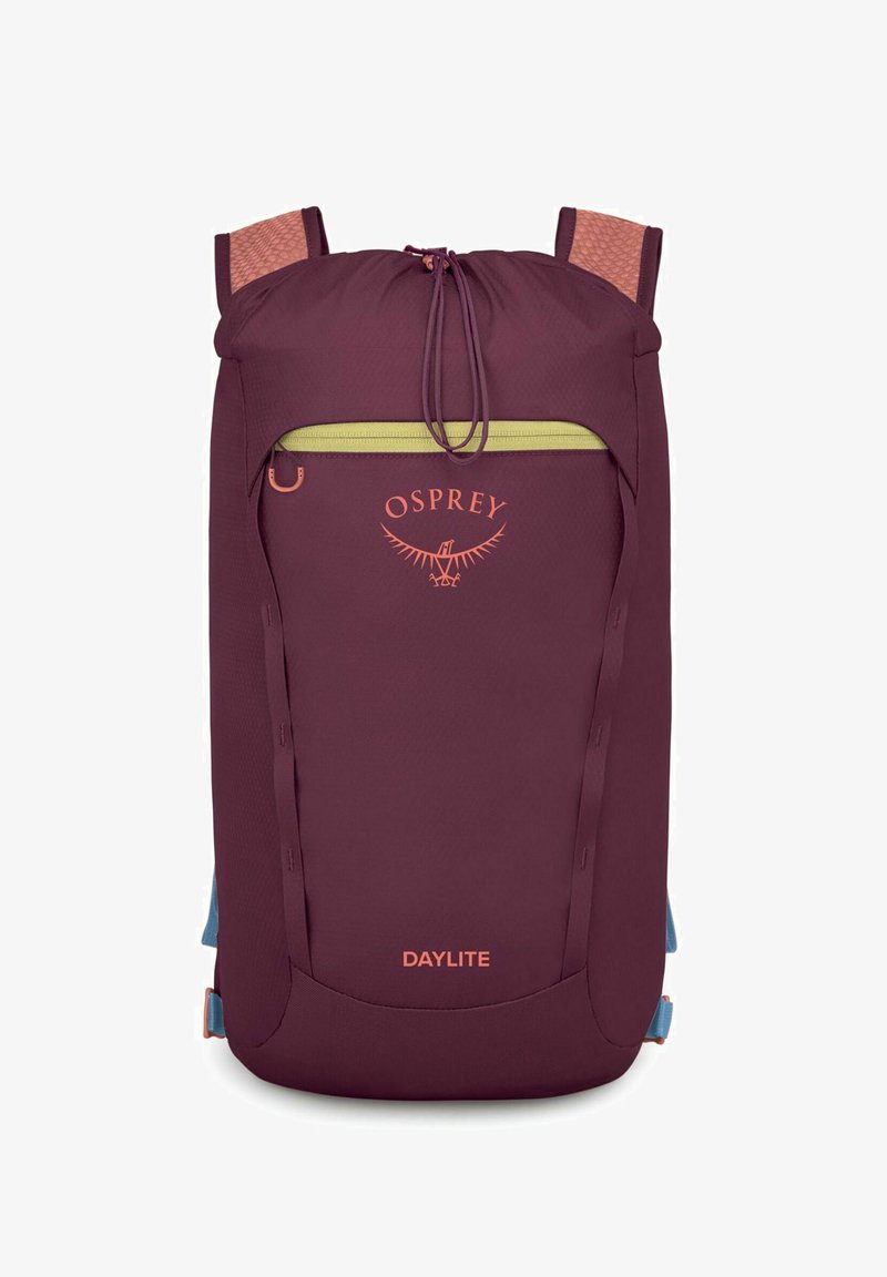 Osprey Daylite rugzak in bordeaux met een groene rits en een oranje logo. Voorzien van gewatteerde schouderbanden en een slank, gestroomlijnd ontwerp.